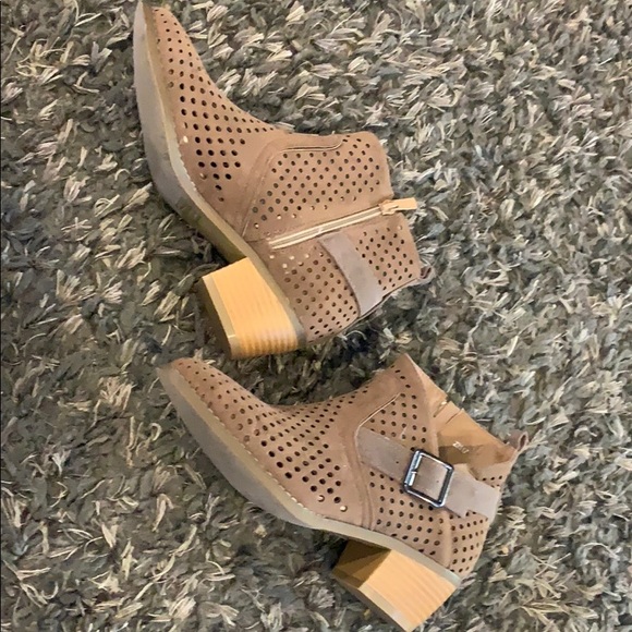Journee Collection Shoes - 5.5 Brown booties